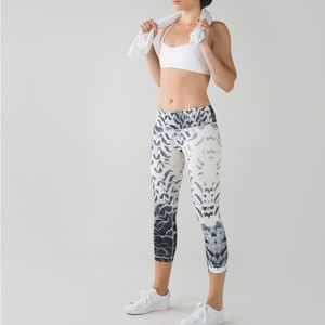 Lululemon Wunder Under Crop II *Full-On Luon
Pretty Plume Angel Wing Black